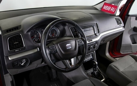 SEAT Alhambra II рестайлинг, 2014 год, 1 348 000 рублей, 23 фотография