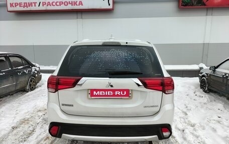 Mitsubishi Outlander III рестайлинг 3, 2018 год, 2 000 000 рублей, 3 фотография