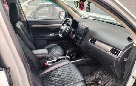 Mitsubishi Outlander III рестайлинг 3, 2018 год, 2 000 000 рублей, 9 фотография