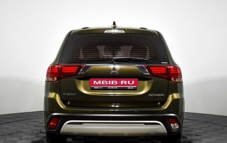 Mitsubishi Outlander III рестайлинг 3, 2018 год, 1 955 000 рублей, 6 фотография