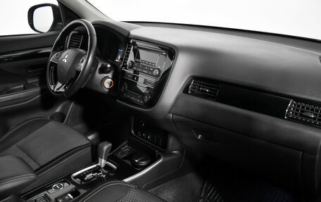 Mitsubishi Outlander III рестайлинг 3, 2018 год, 1 955 000 рублей, 14 фотография