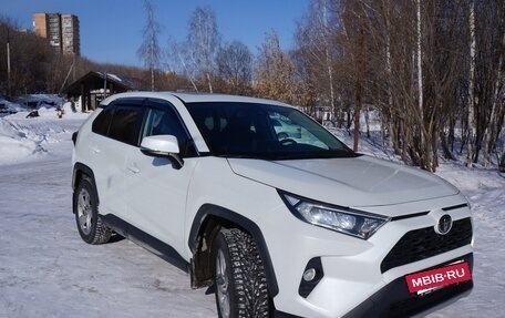 Toyota RAV4, 2021 год, 3 000 000 рублей, 2 фотография