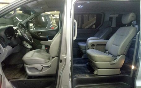 Hyundai Grand Starex Grand Starex I рестайлинг 2, 2016 год, 2 600 000 рублей, 12 фотография