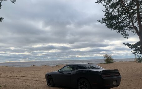 Dodge Challenger III рестайлинг 2, 2018 год, 3 700 000 рублей, 1 фотография