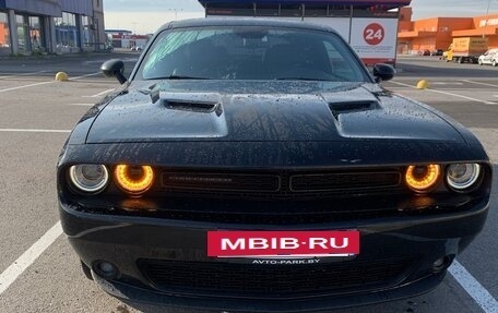 Dodge Challenger III рестайлинг 2, 2018 год, 3 700 000 рублей, 3 фотография