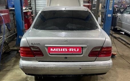 Mercedes-Benz E-Класс, 2000 год, 400 000 рублей, 4 фотография