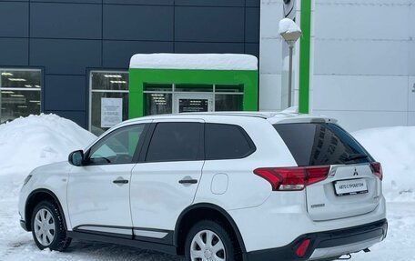 Mitsubishi Outlander III рестайлинг 3, 2018 год, 1 951 000 рублей, 7 фотография