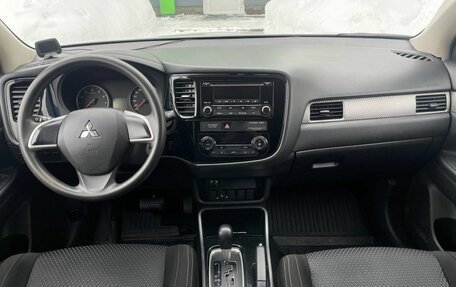 Mitsubishi Outlander III рестайлинг 3, 2018 год, 1 951 000 рублей, 10 фотография