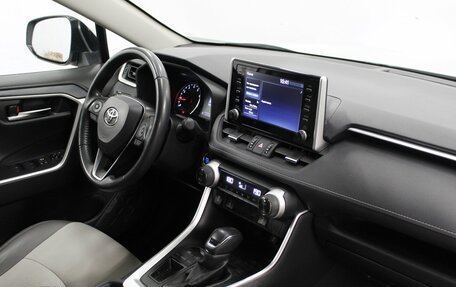 Toyota RAV4, 2021 год, 3 050 000 рублей, 7 фотография