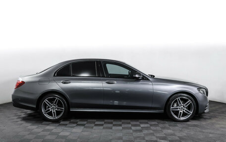 Mercedes-Benz E-Класс, 2019 год, 3 950 000 рублей, 4 фотография