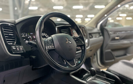 Mitsubishi Outlander III рестайлинг 3, 2017 год, 1 890 000 рублей, 15 фотография