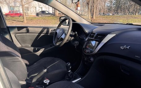 Hyundai Solaris II рестайлинг, 2015 год, 350 000 рублей, 2 фотография