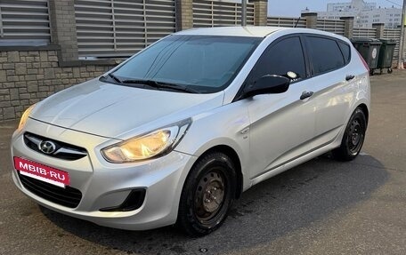 Hyundai Solaris II рестайлинг, 2011 год, 765 000 рублей, 3 фотография