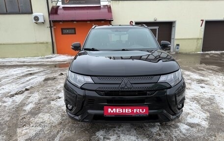 Mitsubishi Outlander III рестайлинг 3, 2021 год, 2 900 000 рублей, 1 фотография