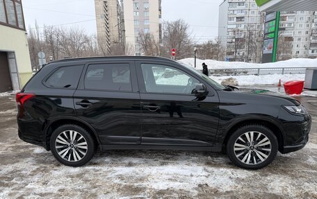 Mitsubishi Outlander III рестайлинг 3, 2021 год, 2 900 000 рублей, 3 фотография