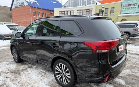 Mitsubishi Outlander III рестайлинг 3, 2021 год, 2 900 000 рублей, 4 фотография