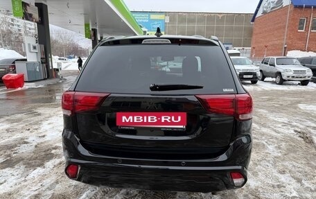 Mitsubishi Outlander III рестайлинг 3, 2021 год, 2 900 000 рублей, 5 фотография