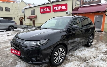 Mitsubishi Outlander III рестайлинг 3, 2021 год, 2 900 000 рублей, 2 фотография