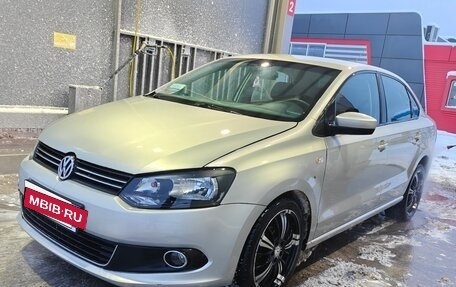 Volkswagen Polo VI (EU Market), 2011 год, 700 000 рублей, 2 фотография