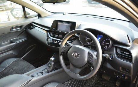 Toyota C-HR I рестайлинг, 2018 год, 2 230 000 рублей, 13 фотография