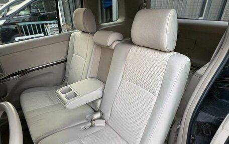 Toyota ISis I, 2011 год, 893 000 рублей, 22 фотография