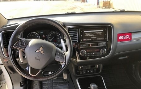 Mitsubishi Outlander III рестайлинг 3, 2019 год, 2 500 000 рублей, 9 фотография