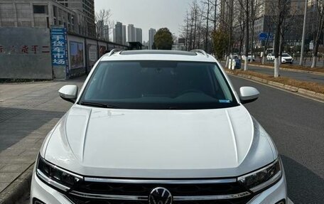 Volkswagen T-Roc I, 2024 год, 1 985 000 рублей, 2 фотография