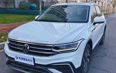 Volkswagen Tiguan II, 2022 год, 1 750 000 рублей, 1 фотография