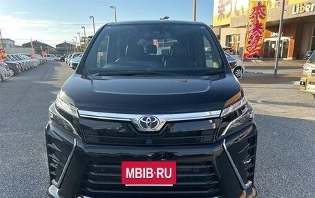 Toyota Voxy III, 2017 год, 1 700 000 рублей, 2 фотография