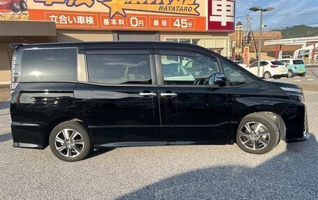 Toyota Voxy III, 2017 год, 1 700 000 рублей, 4 фотография