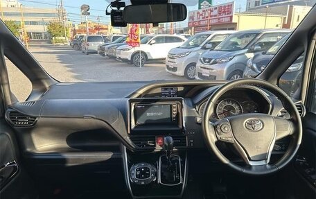 Toyota Voxy III, 2017 год, 1 700 000 рублей, 11 фотография