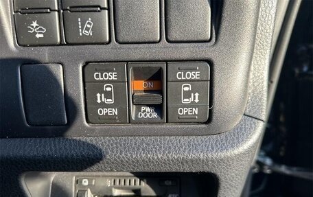 Toyota Voxy III, 2017 год, 1 700 000 рублей, 13 фотография