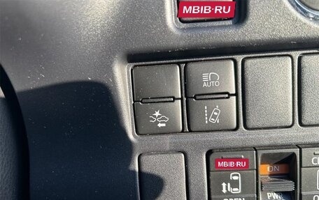 Toyota Voxy III, 2017 год, 1 700 000 рублей, 14 фотография