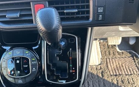 Toyota Voxy III, 2017 год, 1 700 000 рублей, 18 фотография