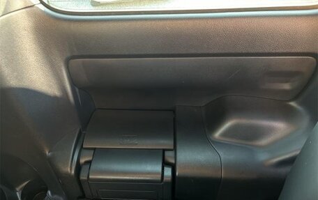 Toyota Voxy III, 2017 год, 1 700 000 рублей, 30 фотография