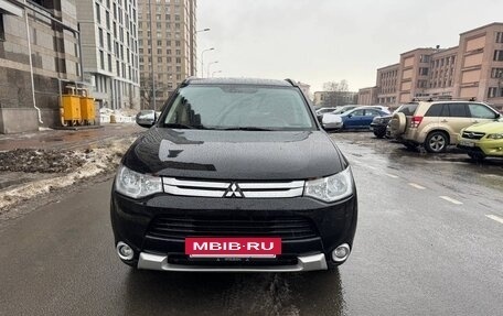 Mitsubishi Outlander III рестайлинг 3, 2013 год, 1 950 000 рублей, 2 фотография