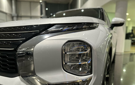 Mitsubishi Outlander, 2023 год, 4 090 000 рублей, 17 фотография