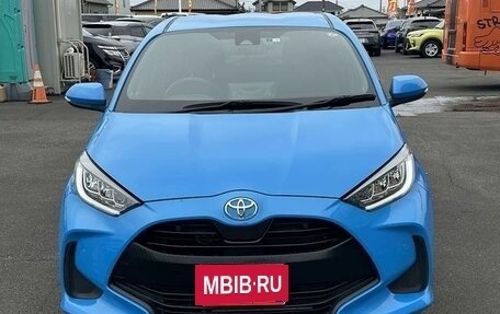 Toyota Yaris, 2022 год, 1 087 000 рублей, 2 фотография