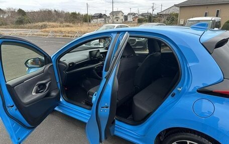 Toyota Yaris, 2022 год, 1 087 000 рублей, 27 фотография