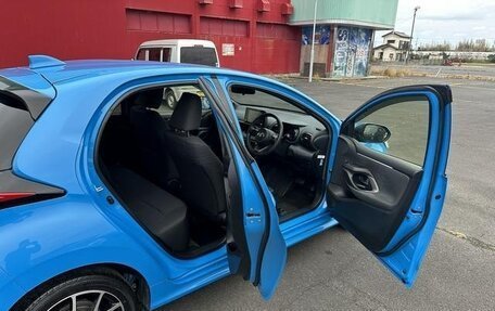 Toyota Yaris, 2022 год, 1 087 000 рублей, 32 фотография