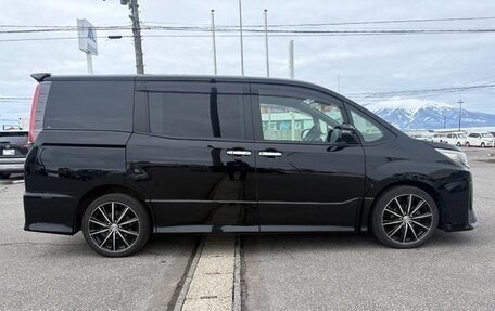 Toyota Noah III, 2020 год, 2 140 000 рублей, 5 фотография