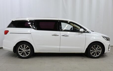 KIA Carnival III, 2018 год, 2 390 000 рублей, 7 фотография