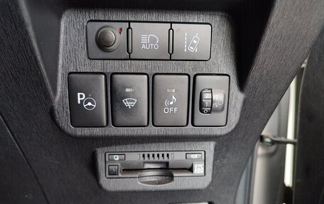 Toyota Prius Alpha I (ZVW40/41), 2019 год, 2 300 000 рублей, 6 фотография