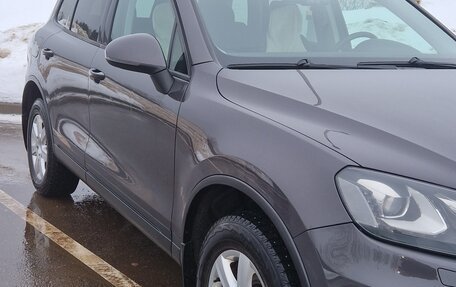 Volkswagen Touareg III, 2011 год, 1 800 000 рублей, 2 фотография