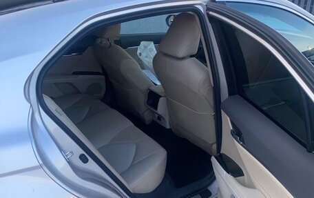 Toyota Camry, 2022 год, 3 500 000 рублей, 10 фотография