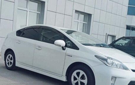 Toyota Prius, 2015 год, 1 495 000 рублей, 5 фотография