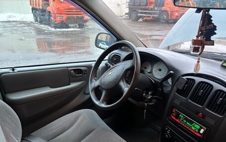 Chrysler Town & Country IV, 2005 год, 650 000 рублей, 12 фотография