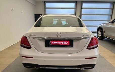 Mercedes-Benz E-Класс, 2019 год, 3 390 000 рублей, 5 фотография