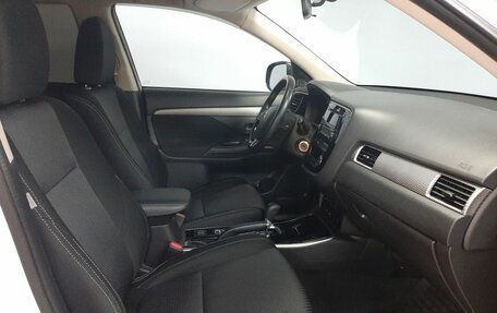 Mitsubishi Outlander III рестайлинг 3, 2017 год, 1 983 000 рублей, 10 фотография