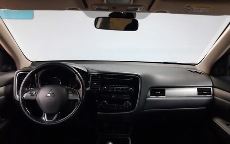 Mitsubishi Outlander III рестайлинг 3, 2017 год, 1 983 000 рублей, 18 фотография